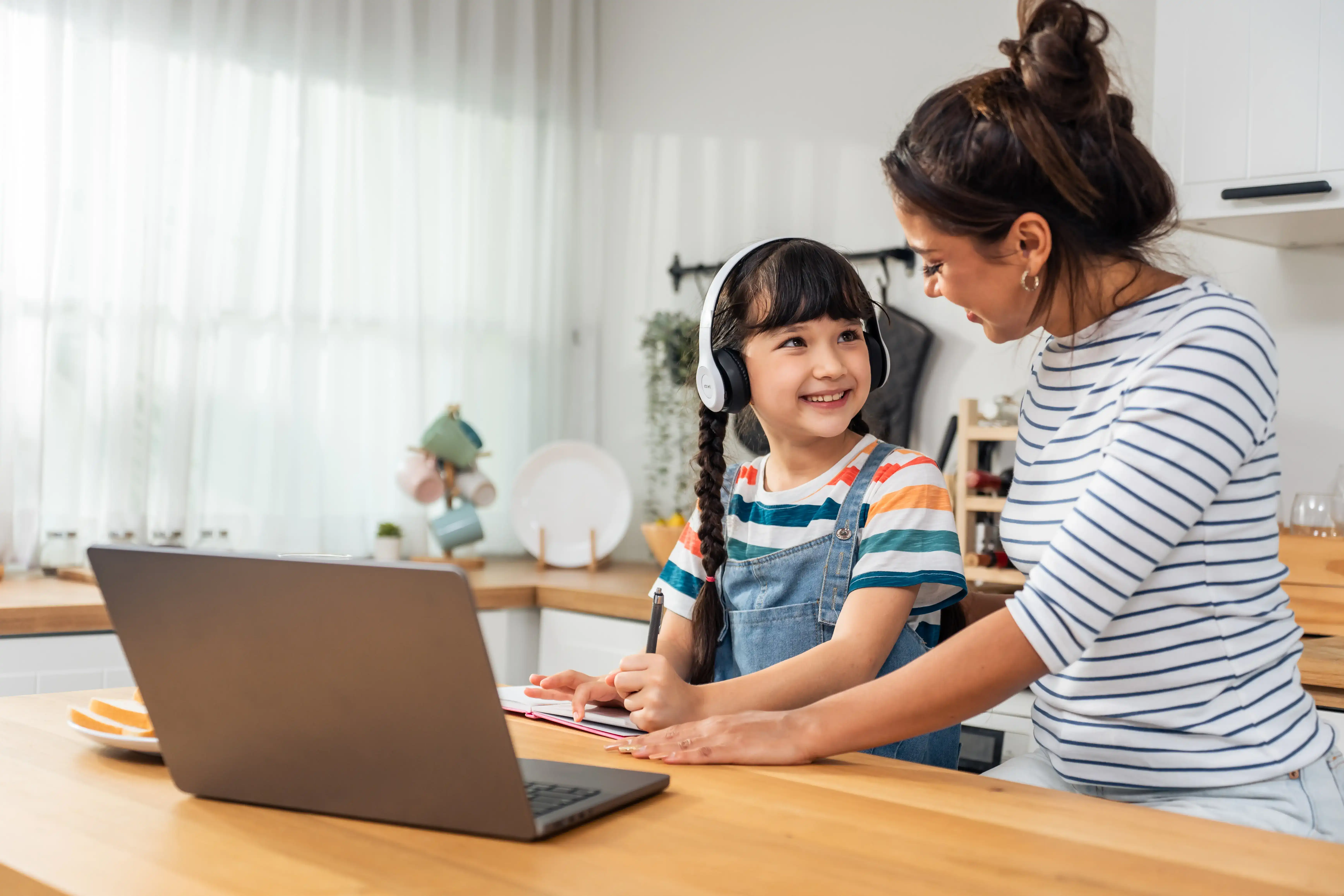 Mother helping daughter with homework - parent-supported online tutoring